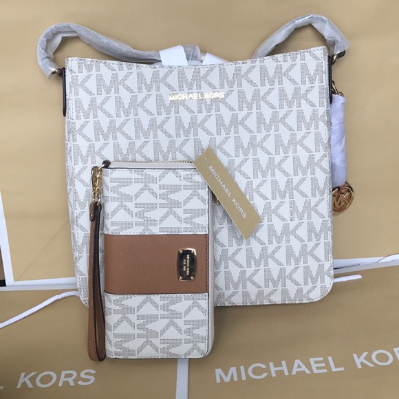 Michael Kors Handbags - 💦🌻Mk messenger set🌻crossbody/large/ vanilla